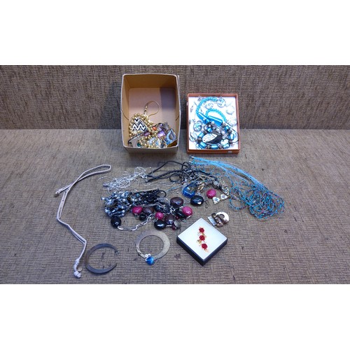 883 - Selection of modern and vintage costume jewellery.