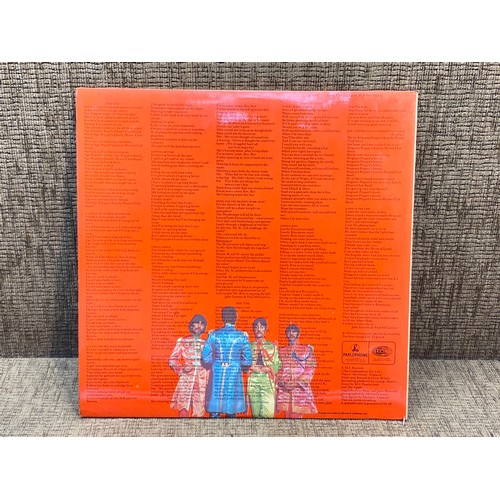 226 - The Beatles - Sgt Peppers lonely hearts club band.  (Gatefold made in France).