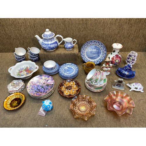 588 - Collectable items including a set of Wedgwood garden scene plates and a Queens Silver Jubilee Broadh... 