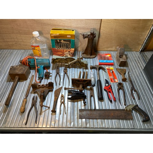 610 - Selection of mixed tools including a Black & Decker power drill.