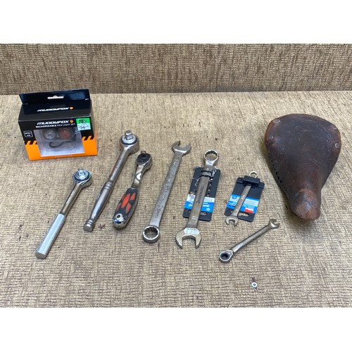 886 - Bicycle tools including a 19mm Snap on spanner, ratchets and a vintage leather saddle.