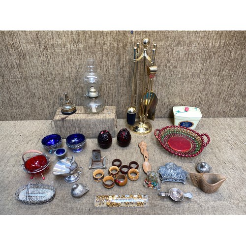 627 - Mixed items including a glass paraffin lamp and a brass fireside companion.