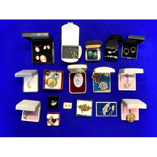 889 - Collection of boxed vintage and modern costume jewellery.