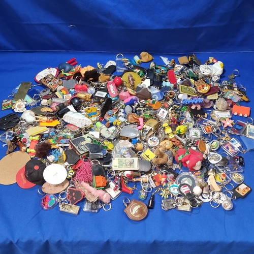 635 - Large collection of mixed keyrings.