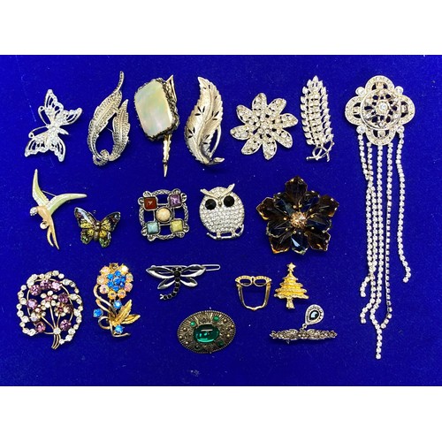 895 - 20 costume white and yellow metal brooches.