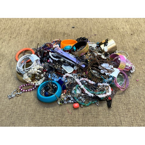 900 - 4kg of modern and vintage costume jewellery.