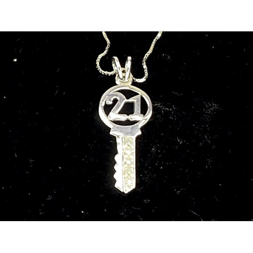 1551 - Hallmarked 9ct White gold chain 21 key pendant and chain 1.9g.