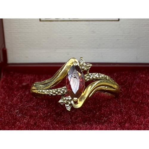 1533 - 9ct gold, Diamond and garnet ring 1.9 grams size P.