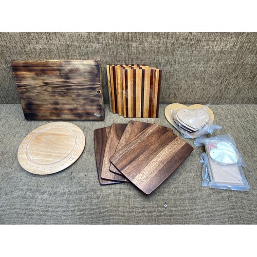 61 - Treen chopping boards and table place mats.