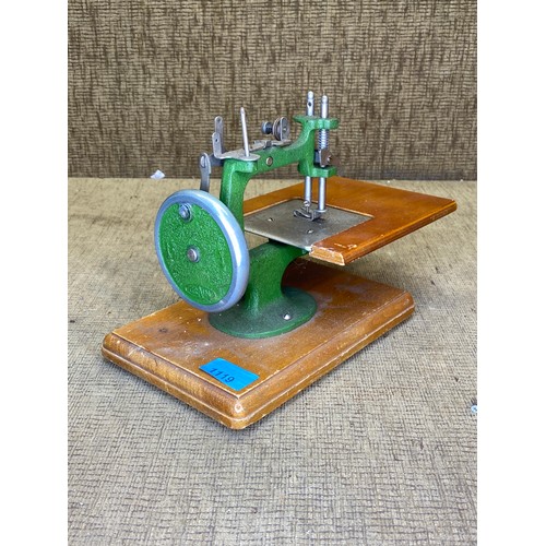 1119 - Grain miniature 1950s sewing machine used for making small repairs.