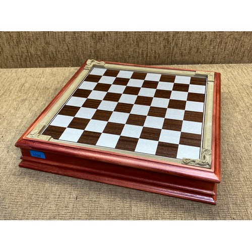 1120 - Vintage chess board (missing pieces)