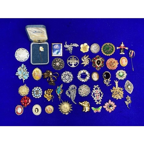 855 - Approx. 45 Vintage and modern brooches.