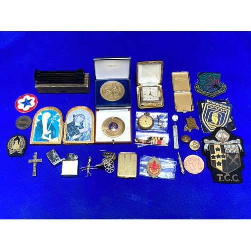 863 - Mixed curiosities including a Zippo lighter RAF buttons and cigarette cases.