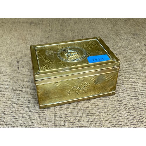 1139 - Vintage brass caddy box with a nautical theme.