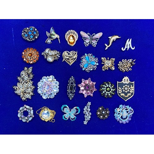 877 - Approx. 25 costume brooches.