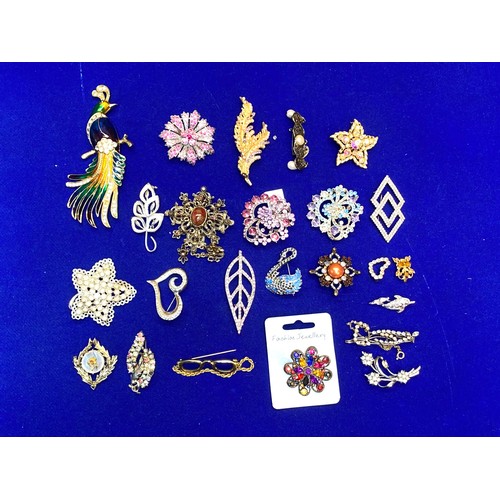 878 - Approx. 24 costume brooches.