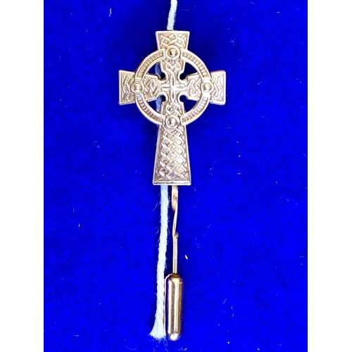 879 - 9ct gold Celtic cross brooch 2.3 grams.