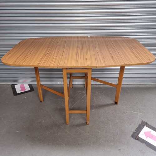 1223A - Vintage gate legged foldable drop leaf table.