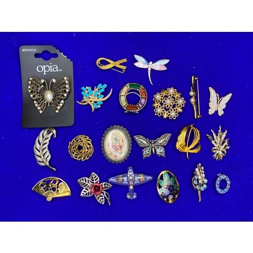 756 - 20 Brooches