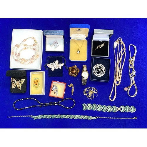 758 - Vintage costume jewellery and boxed brooches.