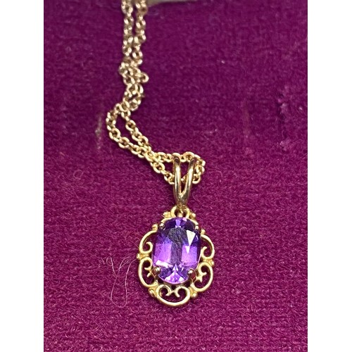 900 - 9ct gold pendant and chain (2.1g).