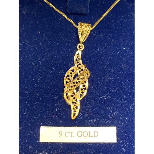 902 - 9ct gold pendant and chain (2g)