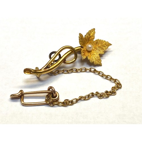 904 - 15ct Maple leaf brooch (2.3g)