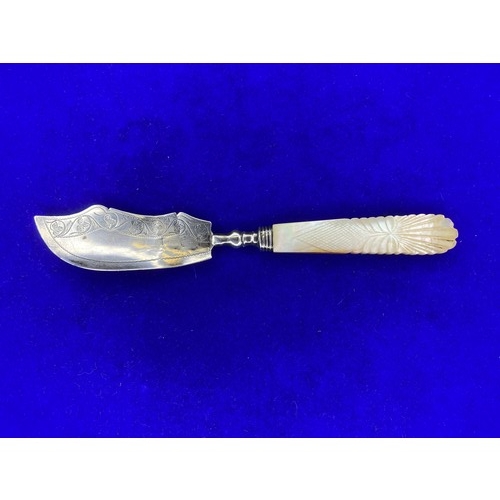 912 - Silver and mother of pearl George III butter knife dated Birmingham 1831 made by Unite & Hillard.