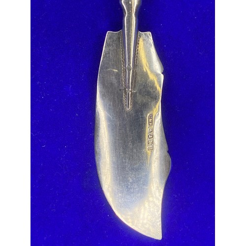 912 - Silver and mother of pearl George III butter knife dated Birmingham 1831 made by Unite & Hillard.