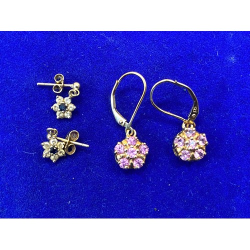 939 - Two pairs of 9ct gold earrings 3.3 grams.