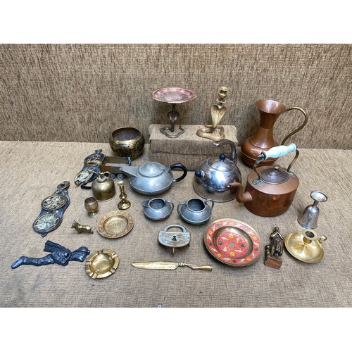1062 - Collection of vintage brass and metal items.
