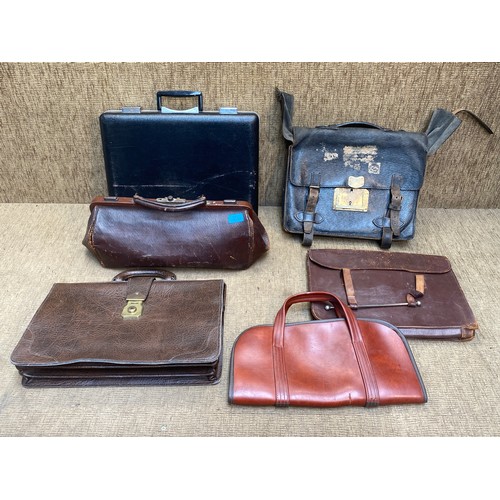 1081 - Collection of Gladstone bags and a doctors brief case.