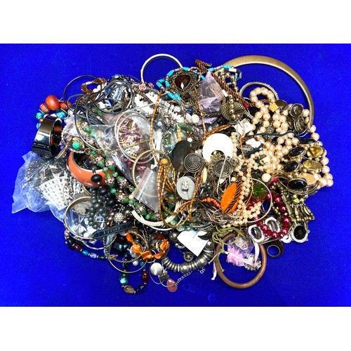 469 - 4 kg of costume jewellery.