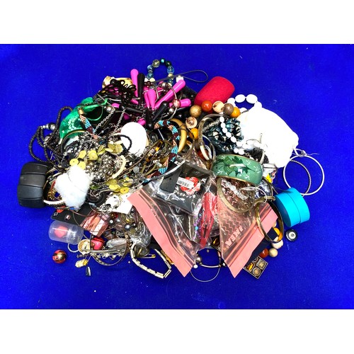 471 - 3.5 kg of costume jewellery.