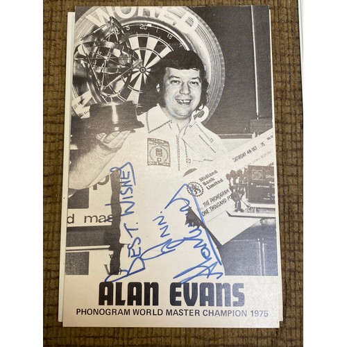 1185 - Signed World and UK BDO Darts programmes and pictures from various events from the estate of the Wor... 