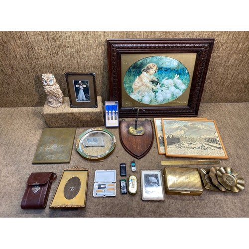 475 - collectables vintage brass and Treen items including a brass jewelry box.