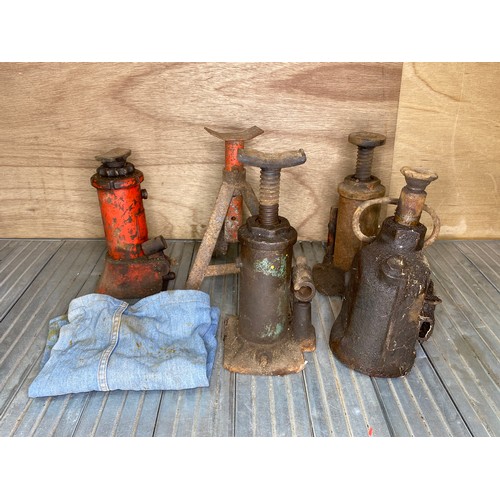 114 - Four 2 ton bottle jacks and a metal axel stand.
