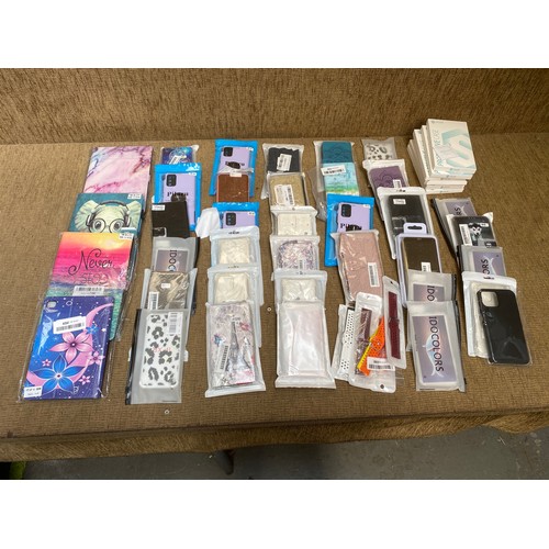 125 - Mixed retail packaged items including Modern mobile phone and tablet cases.