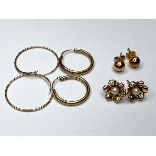 876 - Four pairs of gold earrings 3.1g.