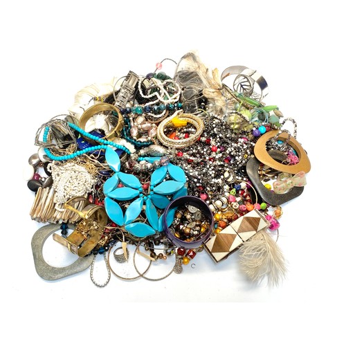 506 - 2.5kg of vintage and modern costume Jewellery.