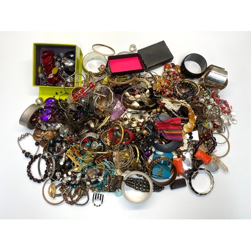 507 - 3.4kg of vintage and modern costume Jewellery.