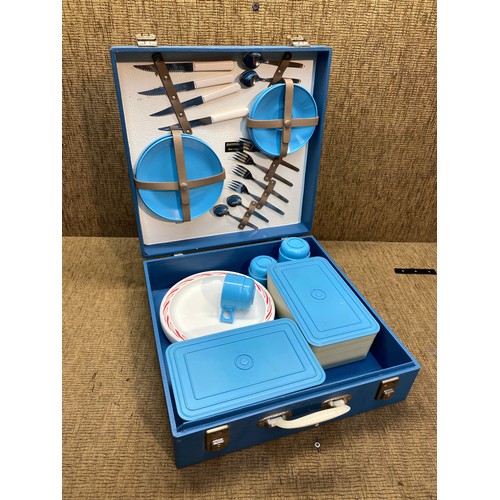 508 - Vintage 1960s picnic cased set.