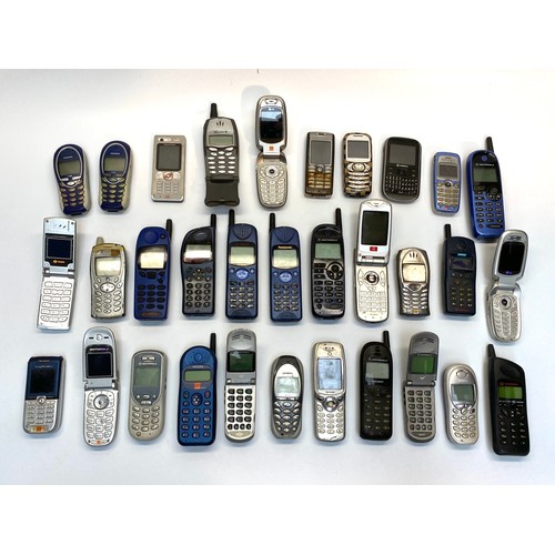 512 - Approx. 30 various mobile phones including Nokia and Sony Ericson.