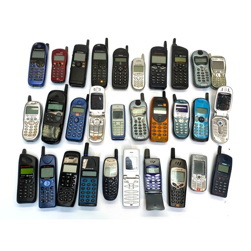 513 - Approx. 30 various mobile phones including Nokia and Sony Ericson.