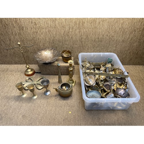 27 - 18.5 kgs of mixed brass items including Colum candle sticks.