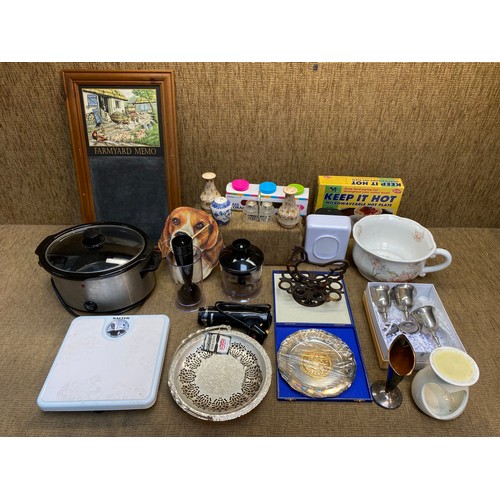 40 - Mixed kitchen items including a slow cooker, Salter scales and a food blender.