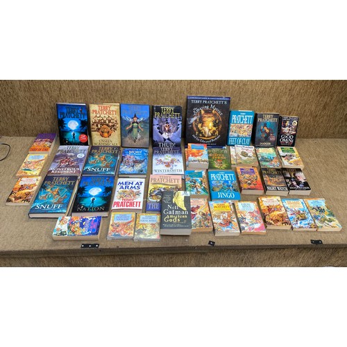 51 - Large collection of Terry Pratchett books.