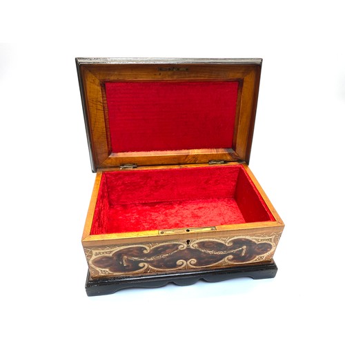 1164 - Vintage lacquered jewellery box with red velvet lining.