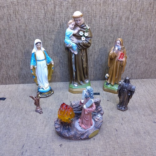 1189 - Collection of religious statues.