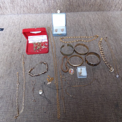 689 - Large quantity of yellow metal, including gold plate and rolled gold items.